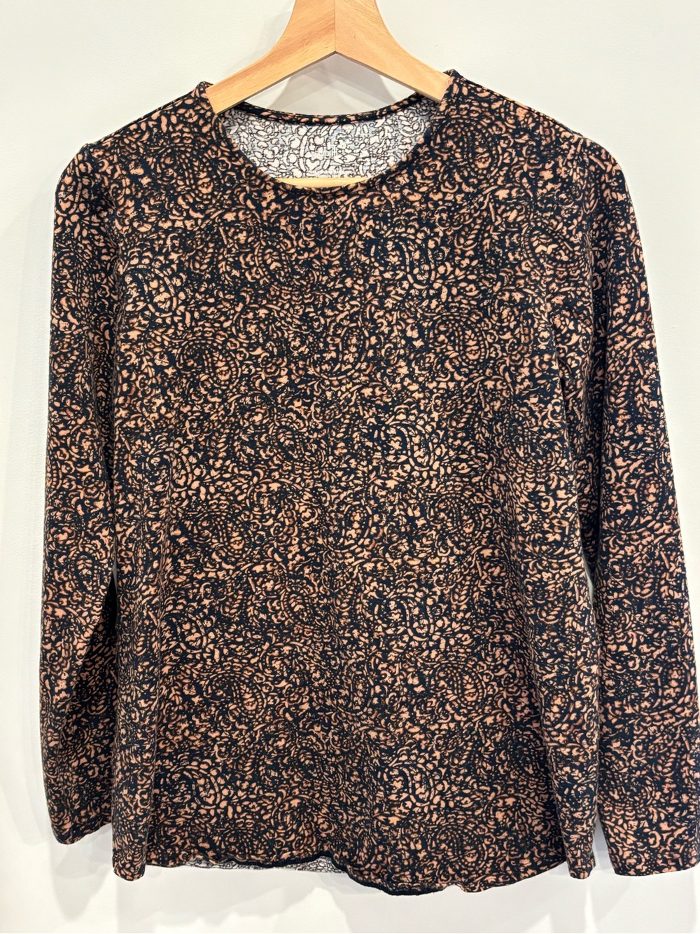 Women's Long-Sleeve Crewneck Top in Black and Tan Floral Print
